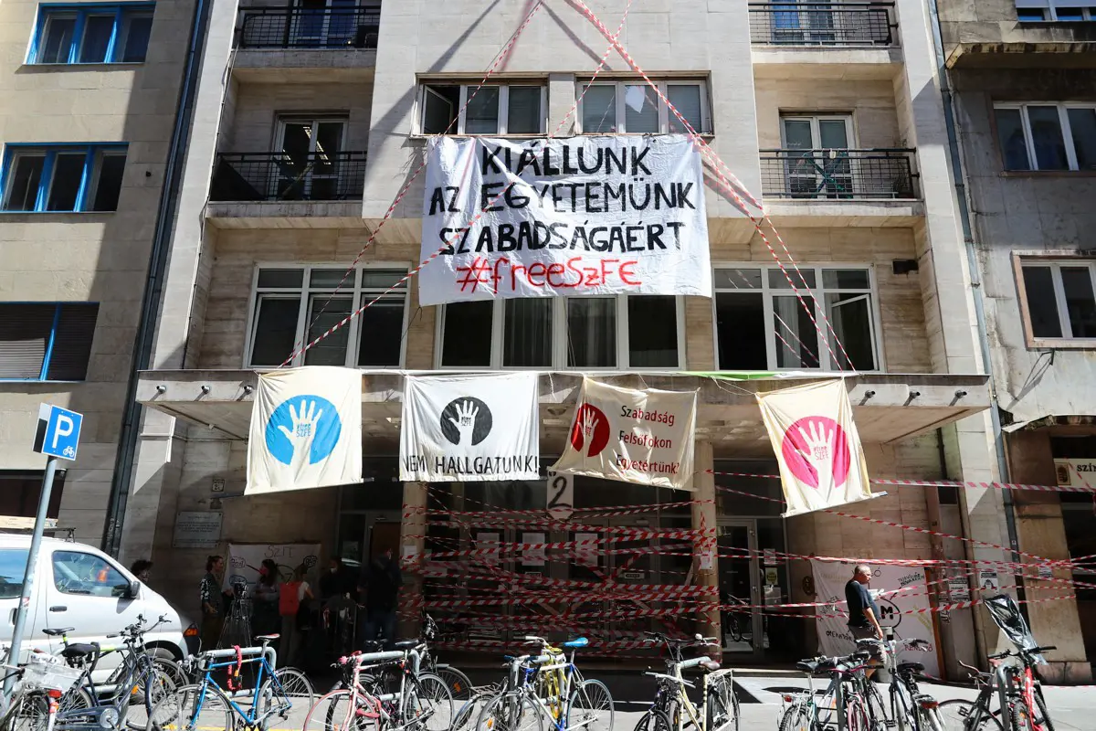 Stafétaláncot alkotnak az SZFE épülete és a Parlament között a tüntető hallgatók
