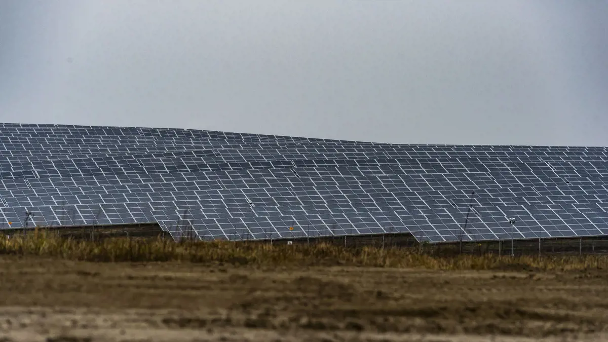 Nyolcezer hektáros napelemparkot adtak át Környe határában