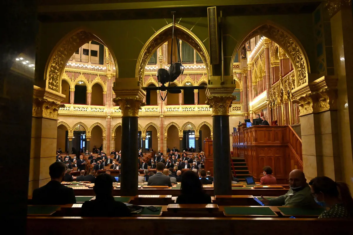 Az alaptörvény kilencedik módosításáról szavaznak