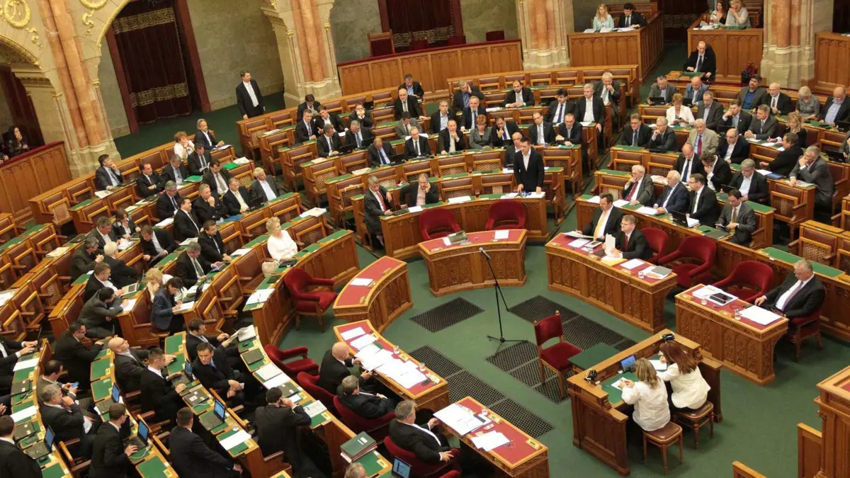 Önmagát és a kormányt dicsérte, az ellenzéket bírálta Szijjártó Péter a parlamentben
