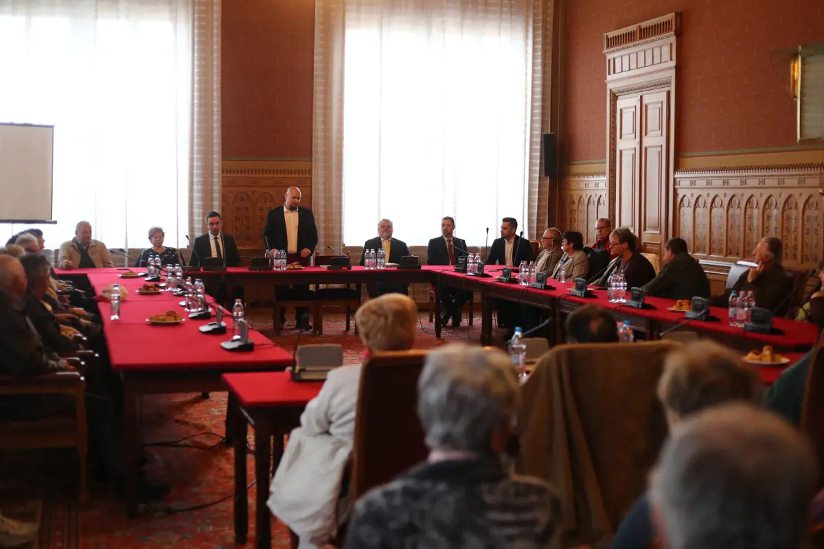 Jobbik: Az elvándorlás a nyugdíjasokat is érinti