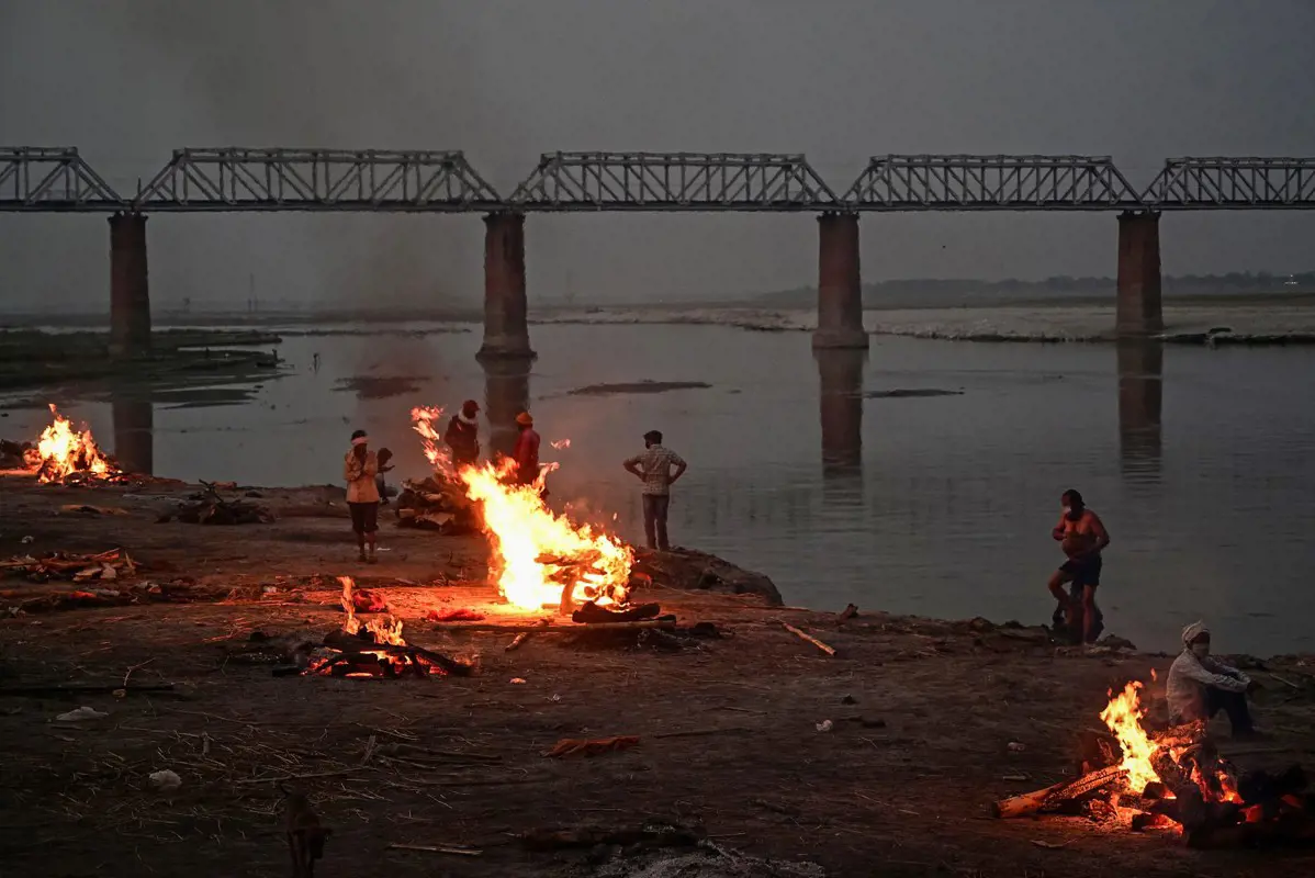 Kétezer koronavírusban elhunyt indiai holttestét emelték ki a Gangeszből