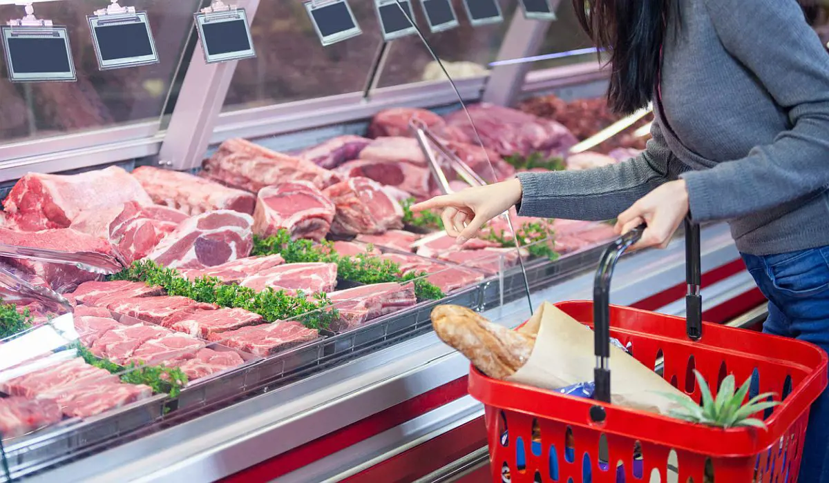 Nálunk nem vizsgálják a húsipari vendégmunkásokat, mert a hús nem terjeszti a koronavírust