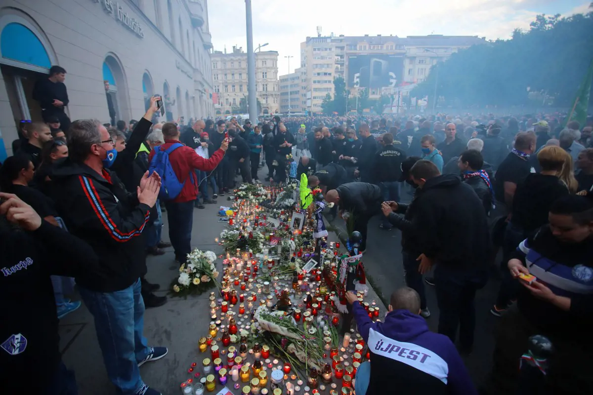 Több ezren emlékeztek meg a Deák téri gyilkosság áldozatairól