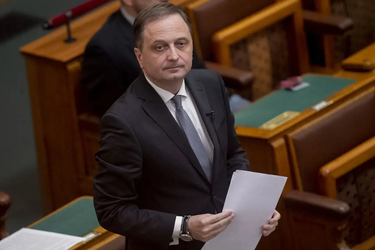 Jobbik: elfogadhatatlan, hogy aktív minisztereket nevezzenek ki egy alapítvány kuratóriumába tagnak