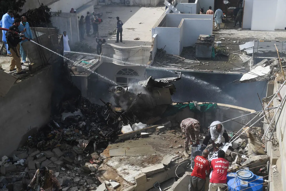 Lakónegyedre zuhant egy repülőgép Pakisztánban