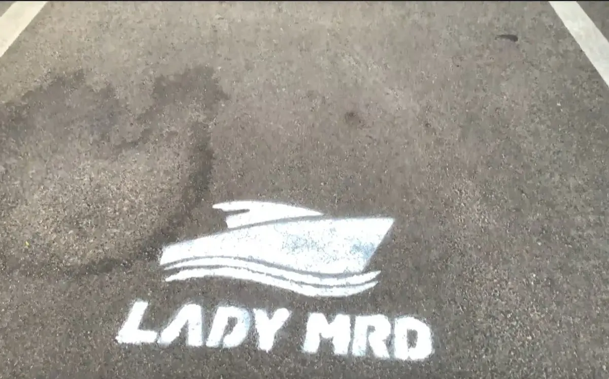 Unortodox megoldás: bójával takarták le a a Külügyminisztérium elé felfestett “Lady MRD” feliratot