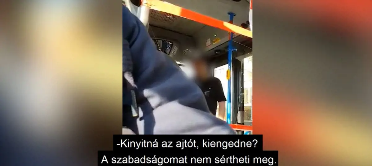Lehülyézte a buszsofőrt az utas, mert nem szállhatott le a buszról első ajtón