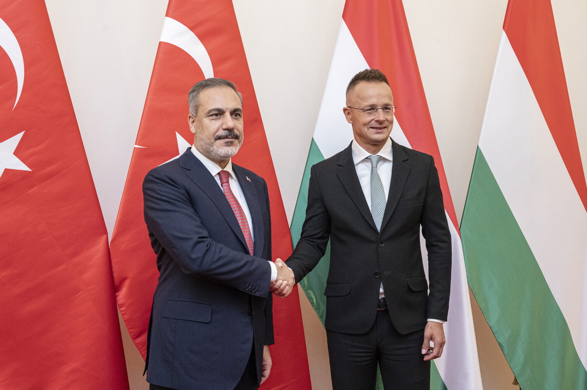 Szijjártó büszkén jelenti, április 1-jétől ömlik a török gáz hazánkba