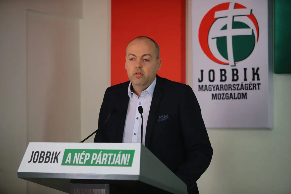 Fizetett szabadság a szülőknek és távoktatás: az iskolák bezárását kéri a Jobbik