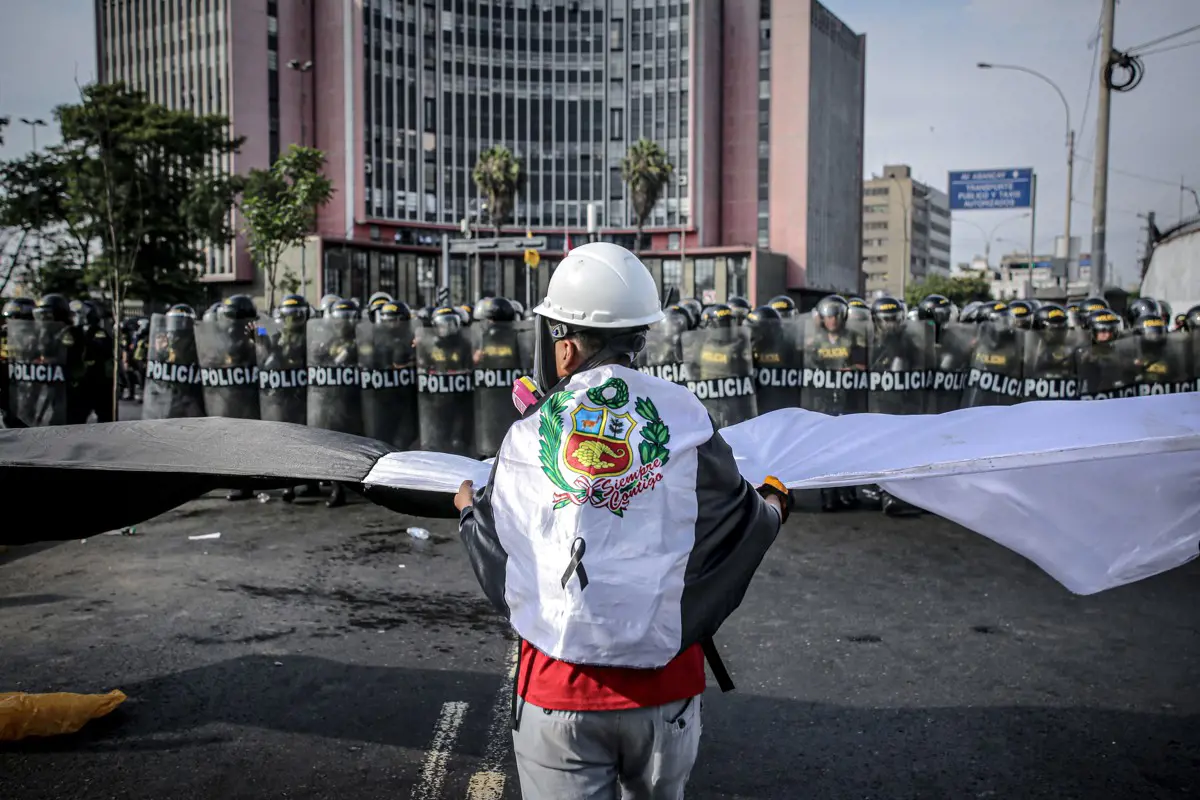 Tüntetők ezrei vonultak utcára Peru fővárosában, a zavargásokban eddig 55-en haltak meg