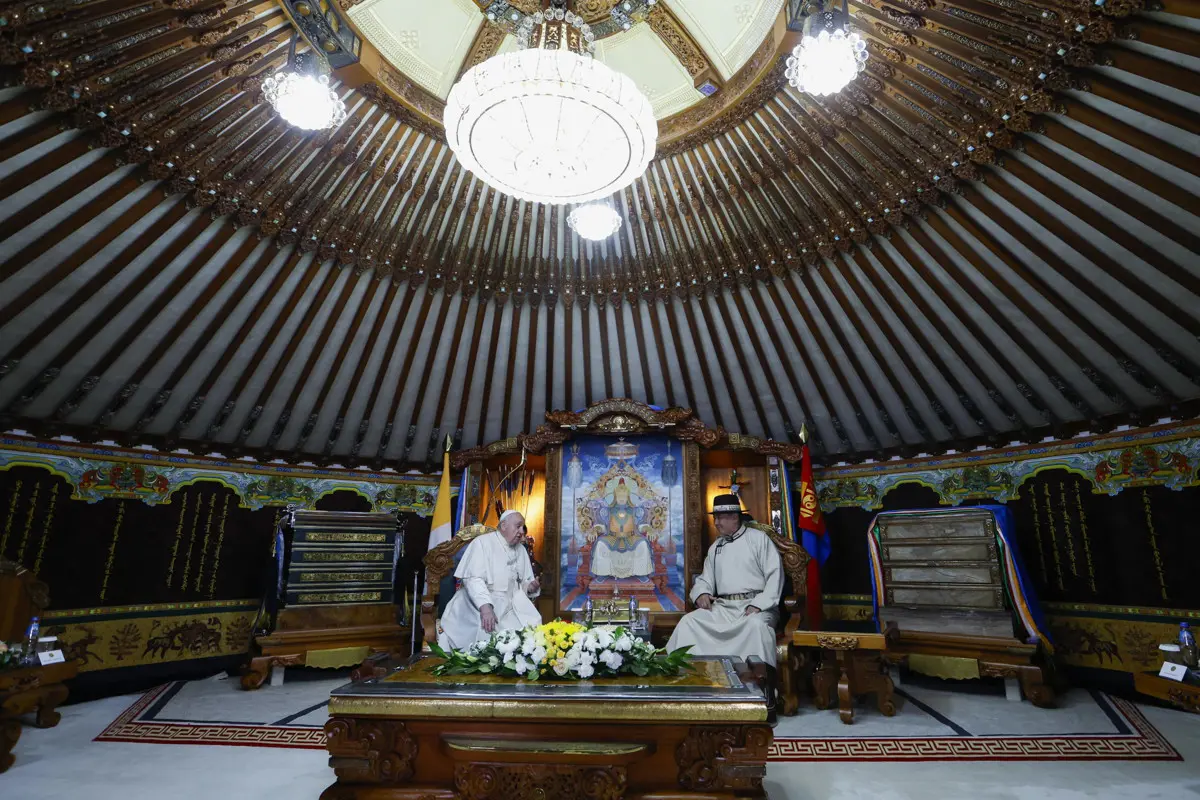 Sámánokkal, buddhista szerzetesekkel és ortodox papokkal is találkozott Ferenc pápa