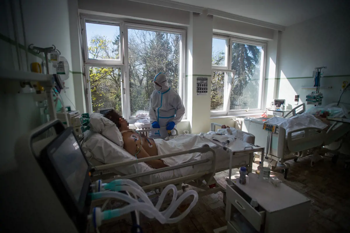 Eddig több mint négyszáz lélegeztetőgépet ajándékozott el a kormány