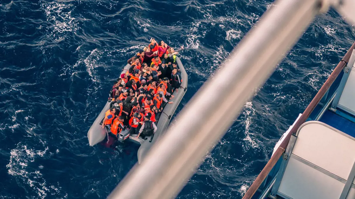 Hetekig éltek négy hajó fedélzetén a menekültek, Málta befogadja őket