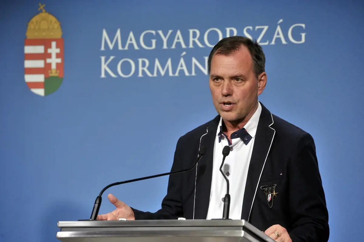 Szlávik János: "Muszáj bevezetni a szankciókat, mert a magyar csak azokat a szabályokat tartja be"