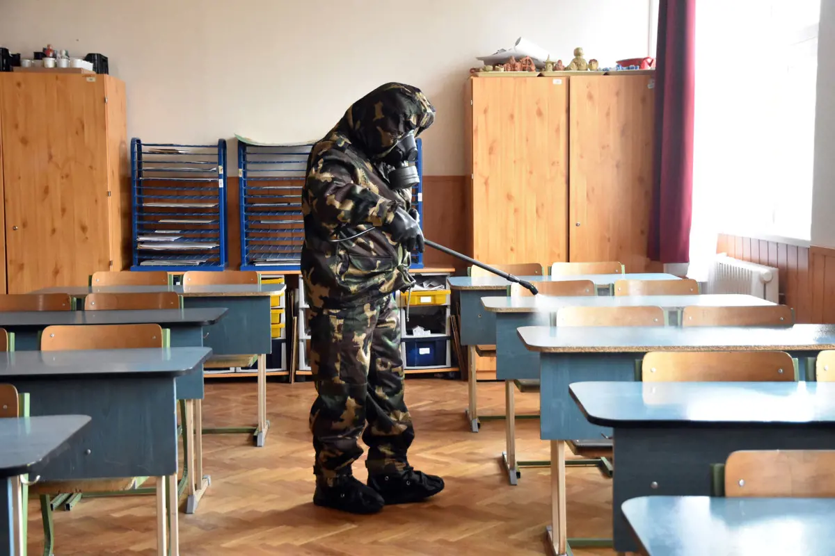 59 óvodát, iskolát fertőtlenítettek a katonák Magyarországon