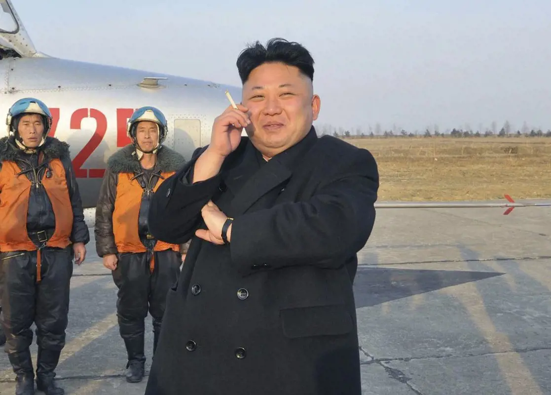 Kim Dzsongun utat mutat Lázár Jánosnak: betiltották az utcai cigizést
