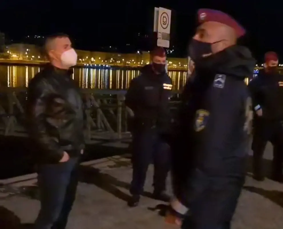 Jakab Pétert készenléti rendőrök vették körül éjszaka (videó)