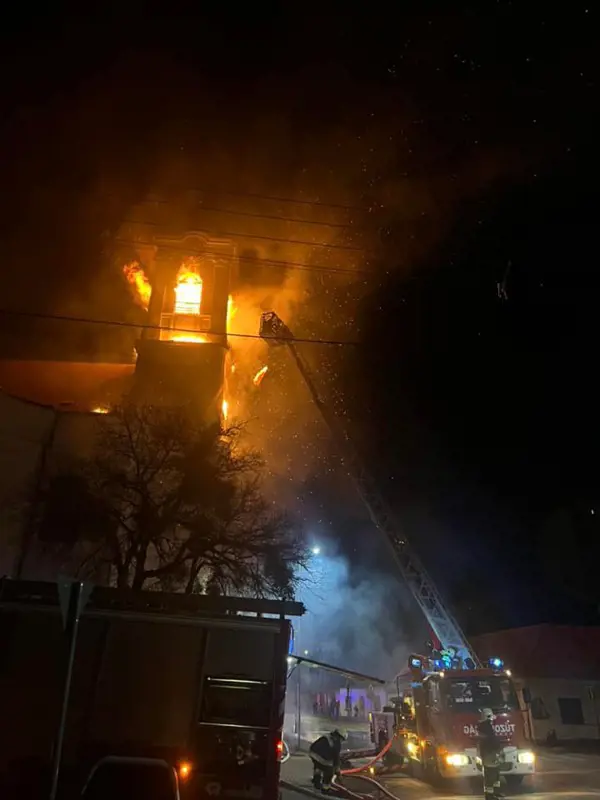 Óriási lángokkal ég a Veszprém megyei Tósokberénd temploma - a tüzet eloltották, személyi sérülés nem történt