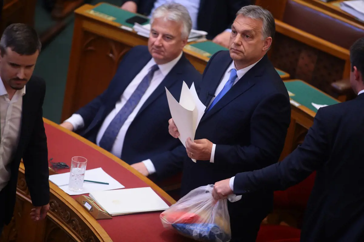 Bekerült a parlamenti jegyzőkönyvbe, hogy Kocsis Máté elveszi Orbán száraztésztáját