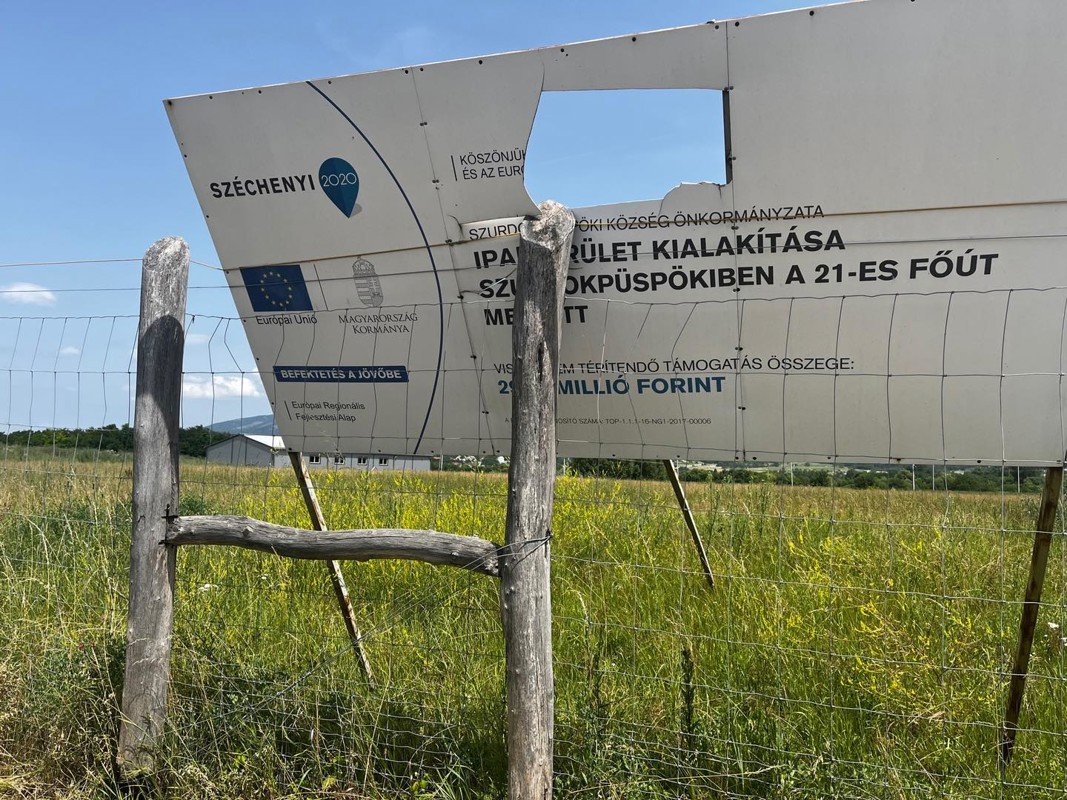 290 millió forintból csak egy kidőlt táblára és egy rozoga csarnokra futotta a pusztában