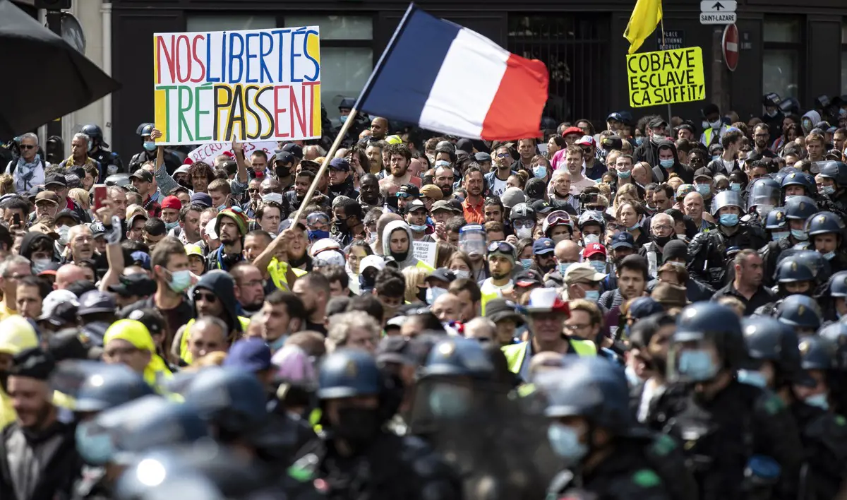 Csaknem 215 ezren tüntettek Franciaországban a védettségi igazolványok, és az egészségügyisek oltása ellen