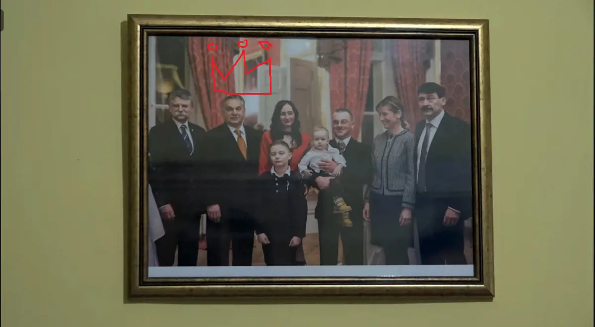 Miért, Kádár idejében jobb volt? Orbán Viktor családot látogatott, és a saját portréja alatt evett