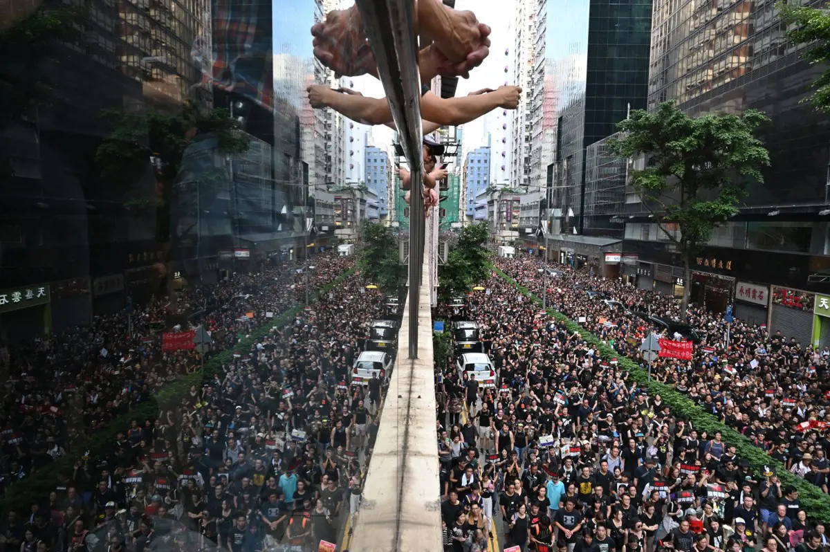 A hongkongi kormányzó nem mond le, a tüntetők általános sztrájkot hirdettek