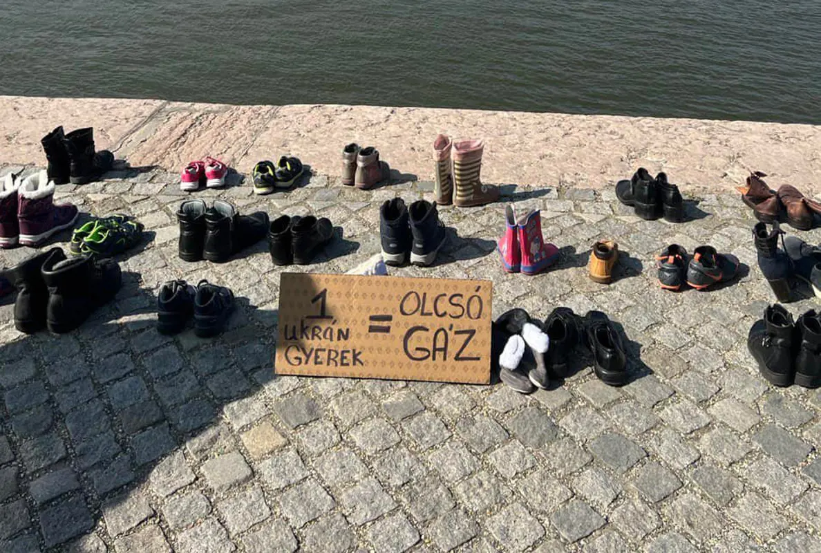 Az oroszok által elkövetett népirtás ellen tiltakoztak magyarországi ukránok a Duna-parti holokauszt-emlékműnél