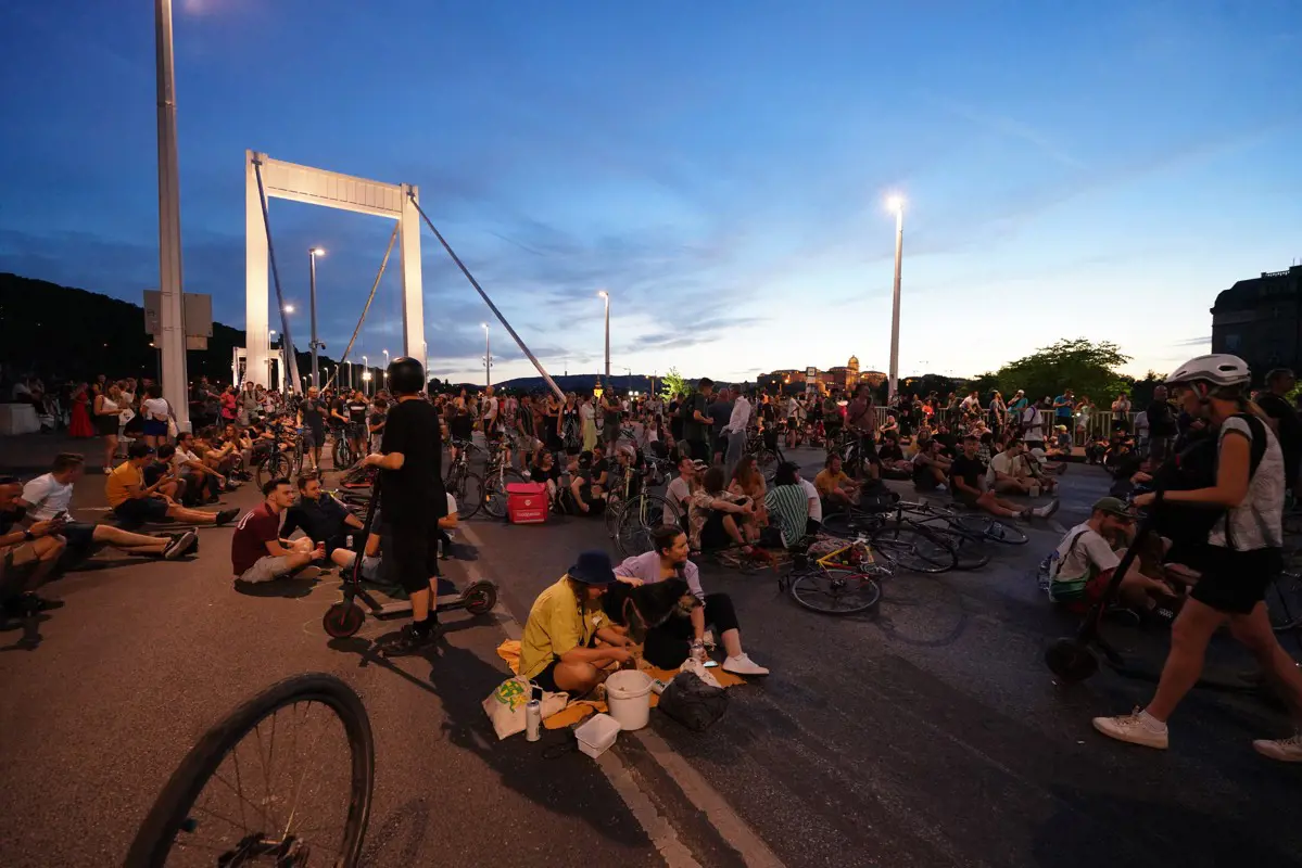 A DK kifizeti a tiltakozó biciklis futár 75 ezer forintos bírságát
