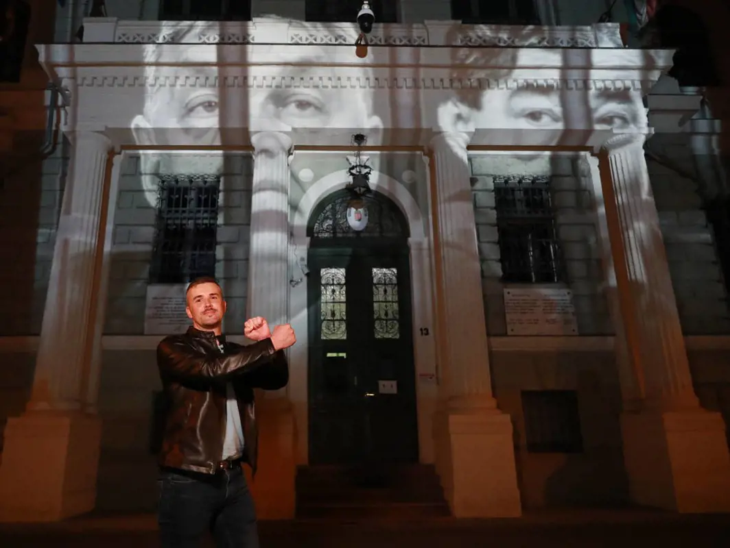 A börtön ablakába süt be Orbán és Mészáros arcképe