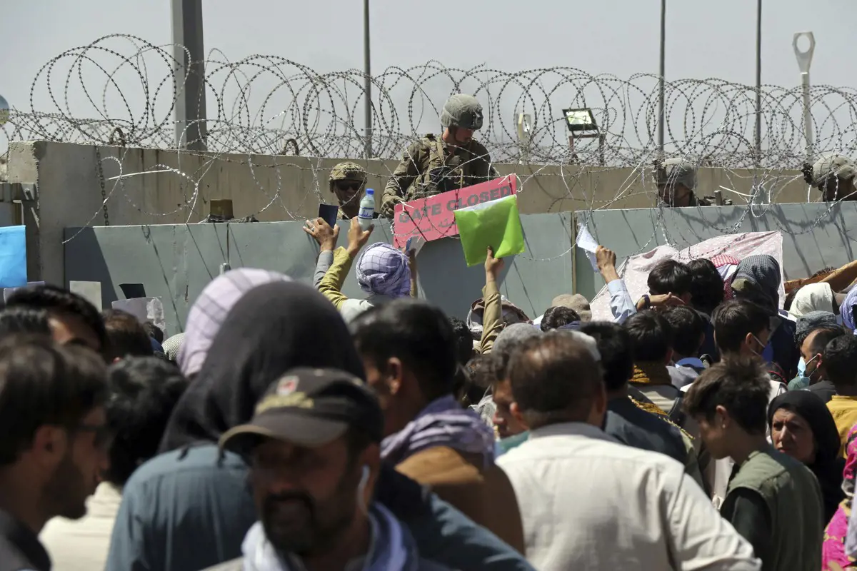 Több tízezer afgánt fogadhat be Hollandia