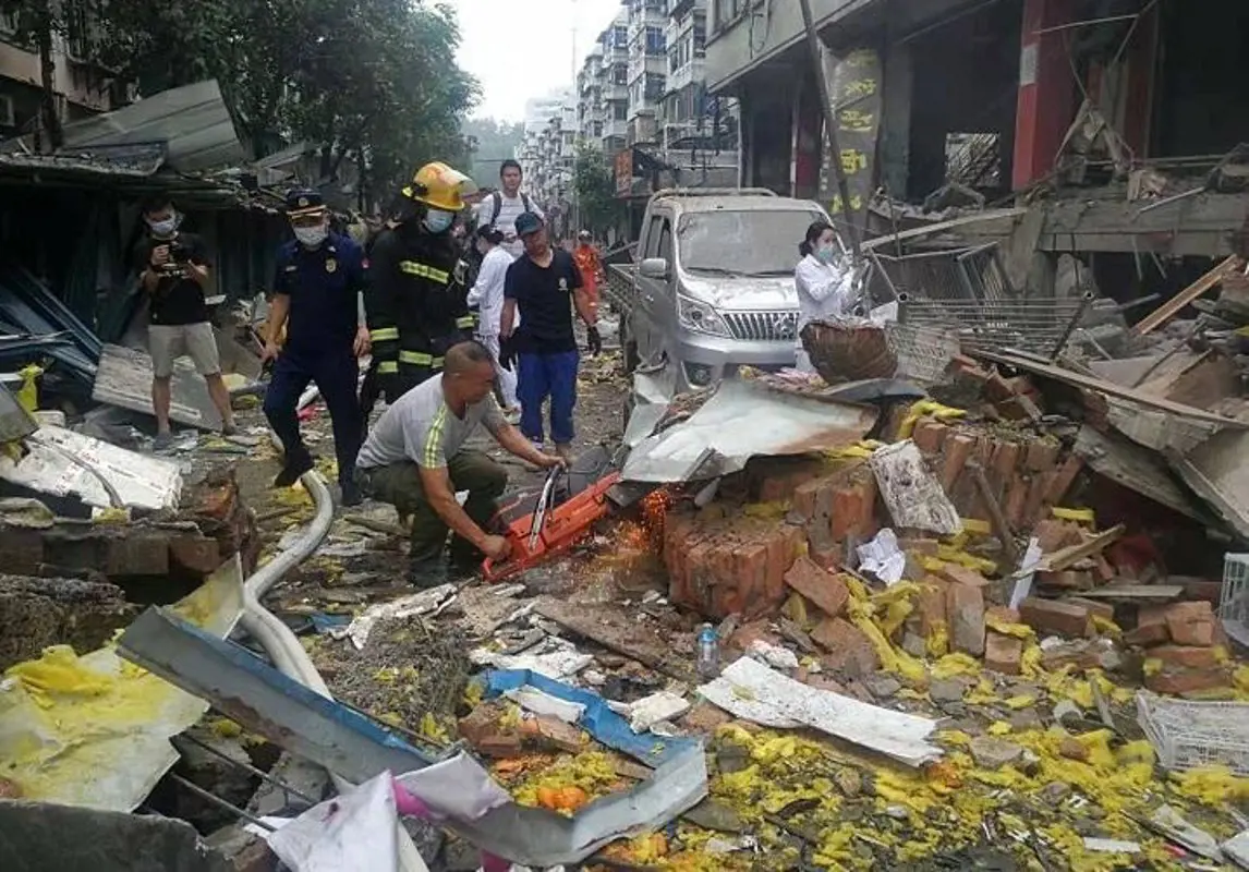 Gázrobbanás történt Közép-Kínában, összeomlott egy élelmiszerpiac épülete, legalább 11 ember meghalt