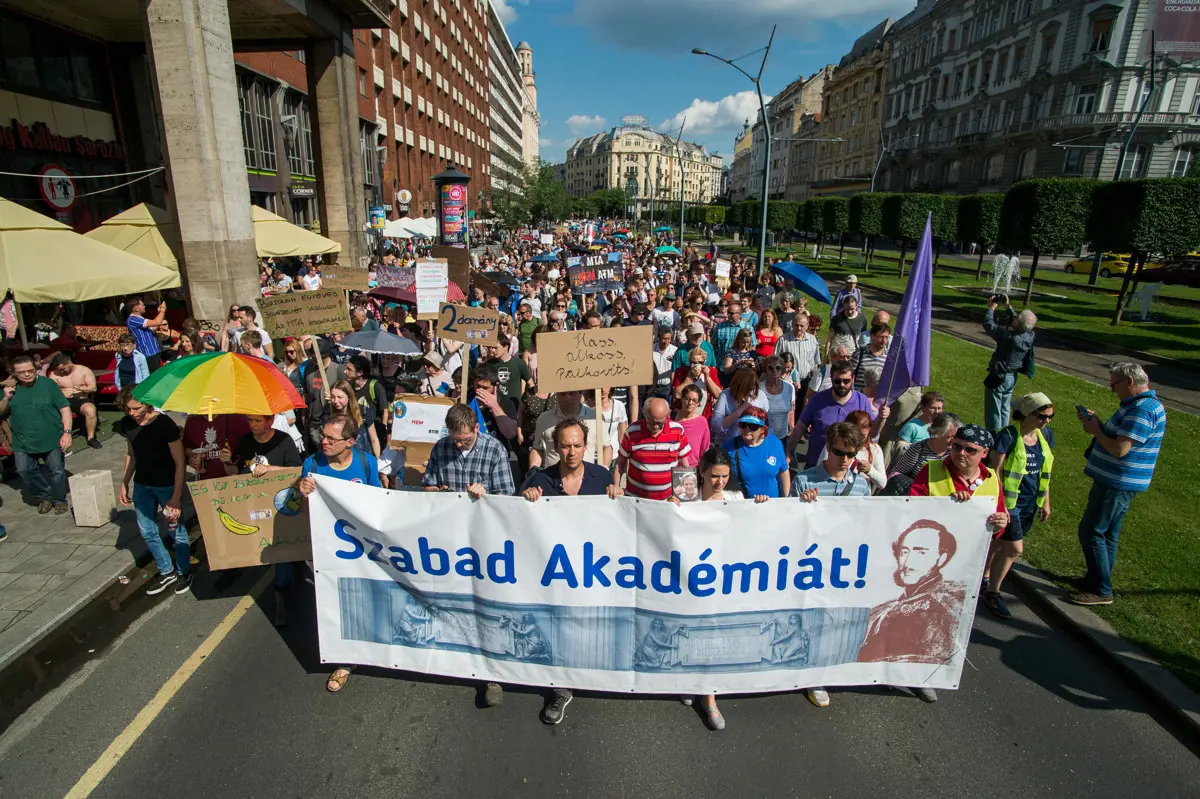 Ezrek tüntettek az MTA mellett, a magyar tudományos élet bedarálása ellen