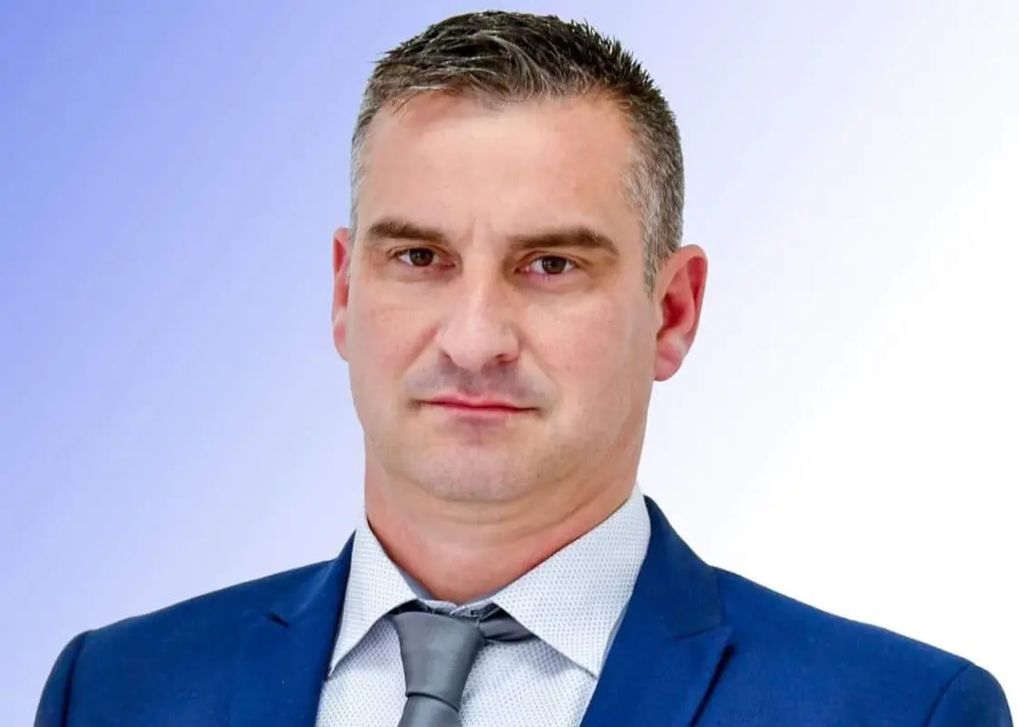 Lemondott a tiszaföldvári fideszes alpolgármester, aki a helyi borozóban balhézott
