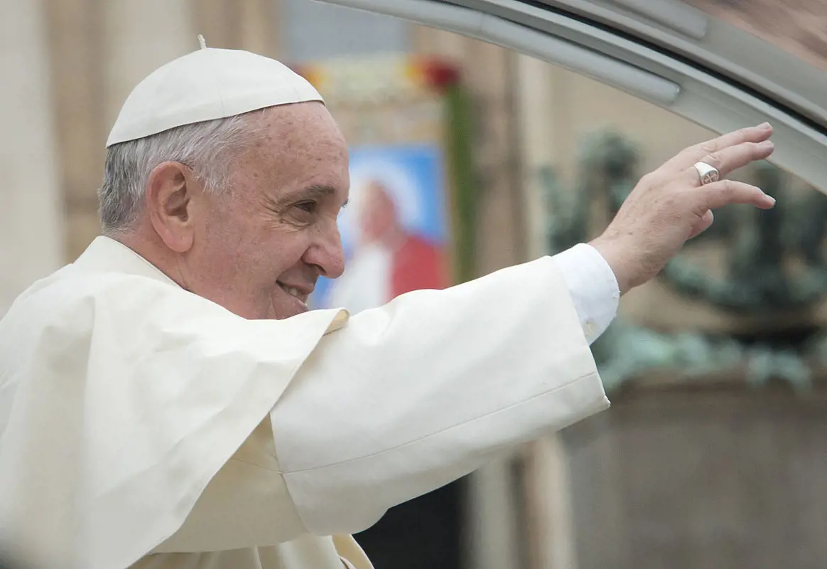 Megbetegedett Ferenc pápa, miután a Szent Péter téren hívőkkel érintkezett