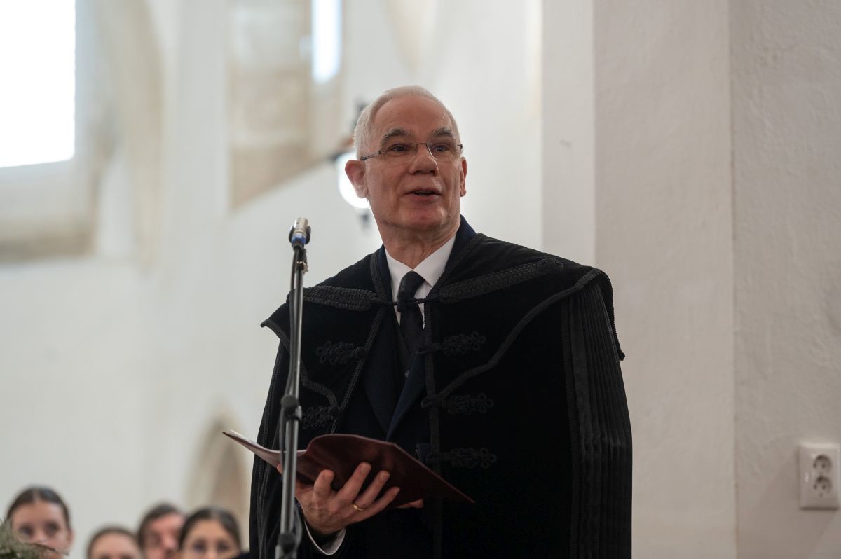 Balog Zoltán továbbra is mentegeti a fideszes kegyelemben részesített pedofilsegítőt