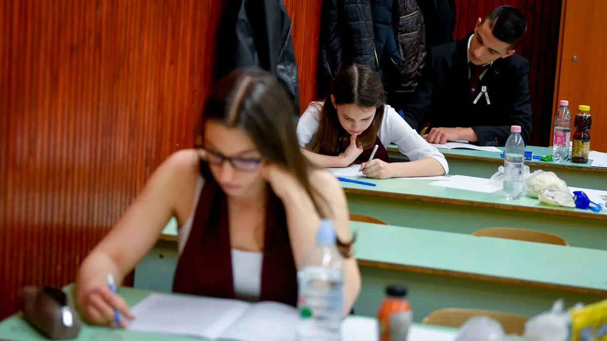 Megkezdődött: már írják a magyar érettségit a diákok
