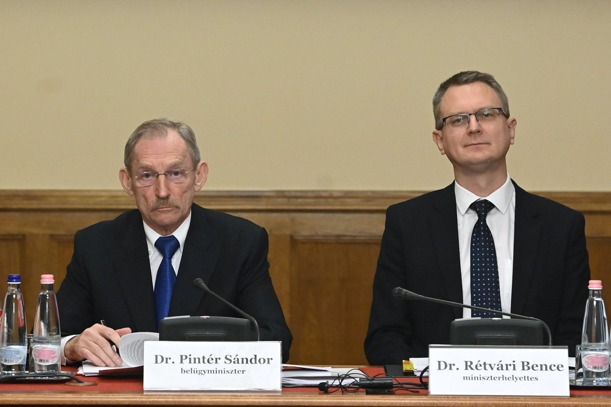 Intenzív rendőri jelenléttel várja a strandolókat a Pintér-féle belügy