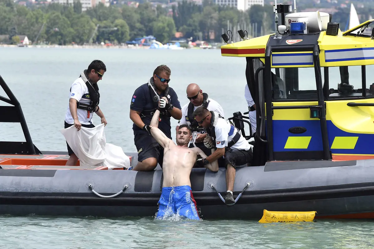 Kampányt indítanak a vízimentők, mert csak 17 százalékban viselünk mellényt