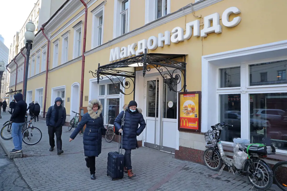 Nem lesz több sajtburesz Oroszországban, otthagyja a McDonald's Putyinékat