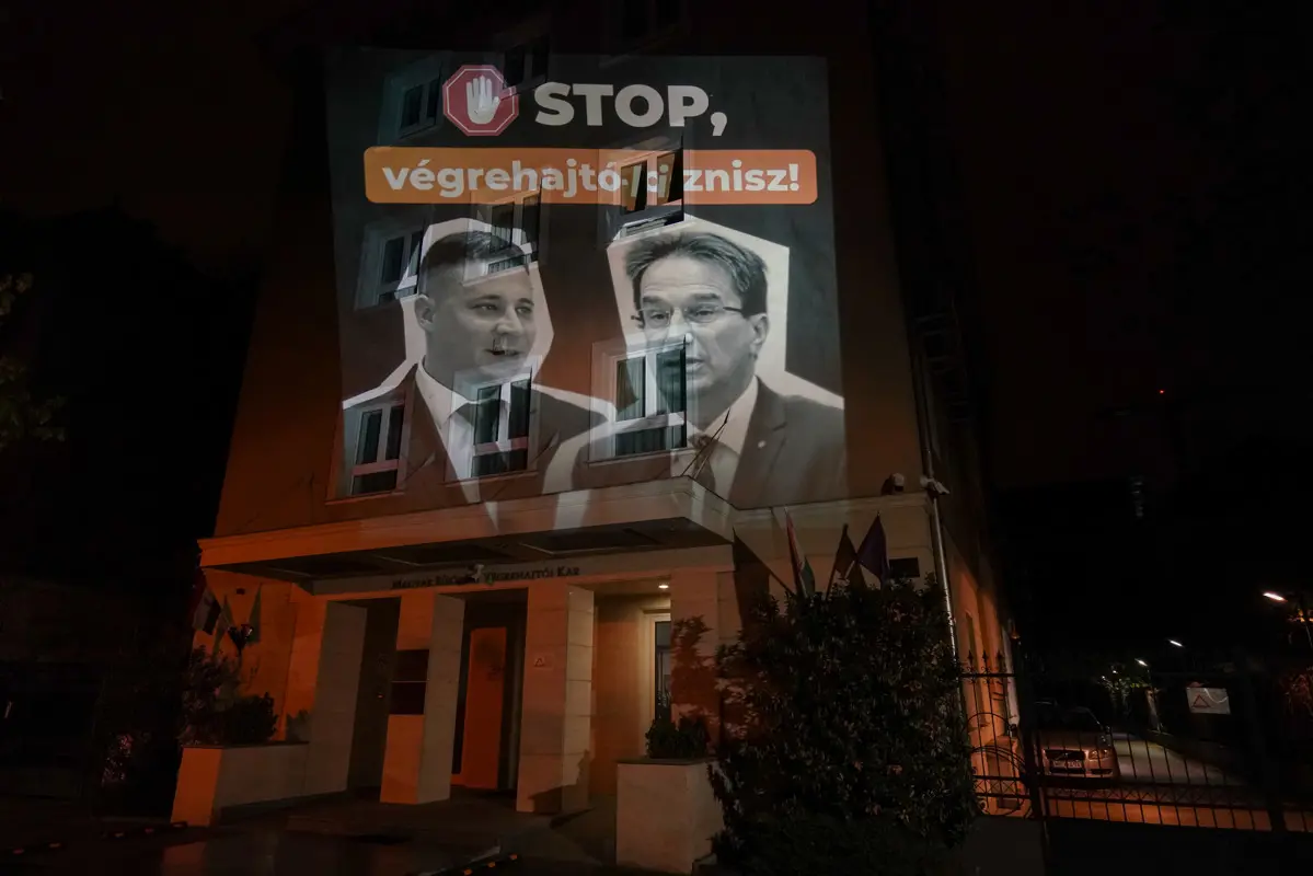 A Jobbik kivetítette a végrehajtói kar épületére: „Stop, végrehajtó-biznisz!”