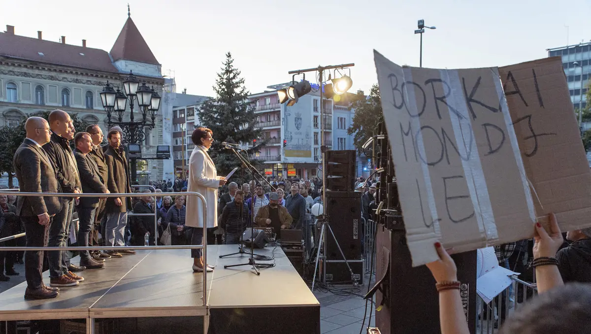"Nektek a kokain, nekünk a krumpli" - a pünkösdi orgia és a lopás ellen tüntettek Győrben