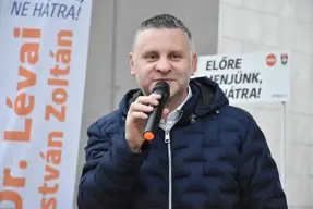 Kinek a feladata, hogy Lévai István Zoltánt ne hagyják az út szélén? Nem inkább a Fideszé?