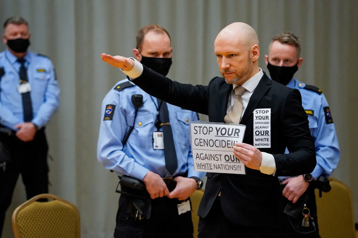 Utoya - Náci karlendítéssel kezdte tárgyalását a tömeggyilkos Breivik