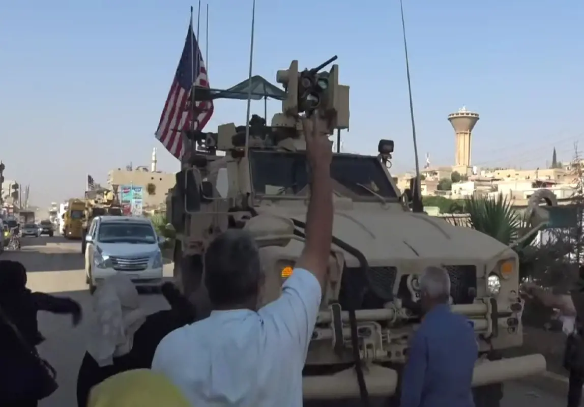Kétségbeesett kurdok krumplikkal dobálták meg a kivonuló amerikai katonákat