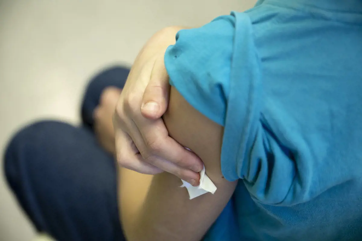 Nem csillapodik az omikron: 15 957 új fertőzött, 65 elhunyt