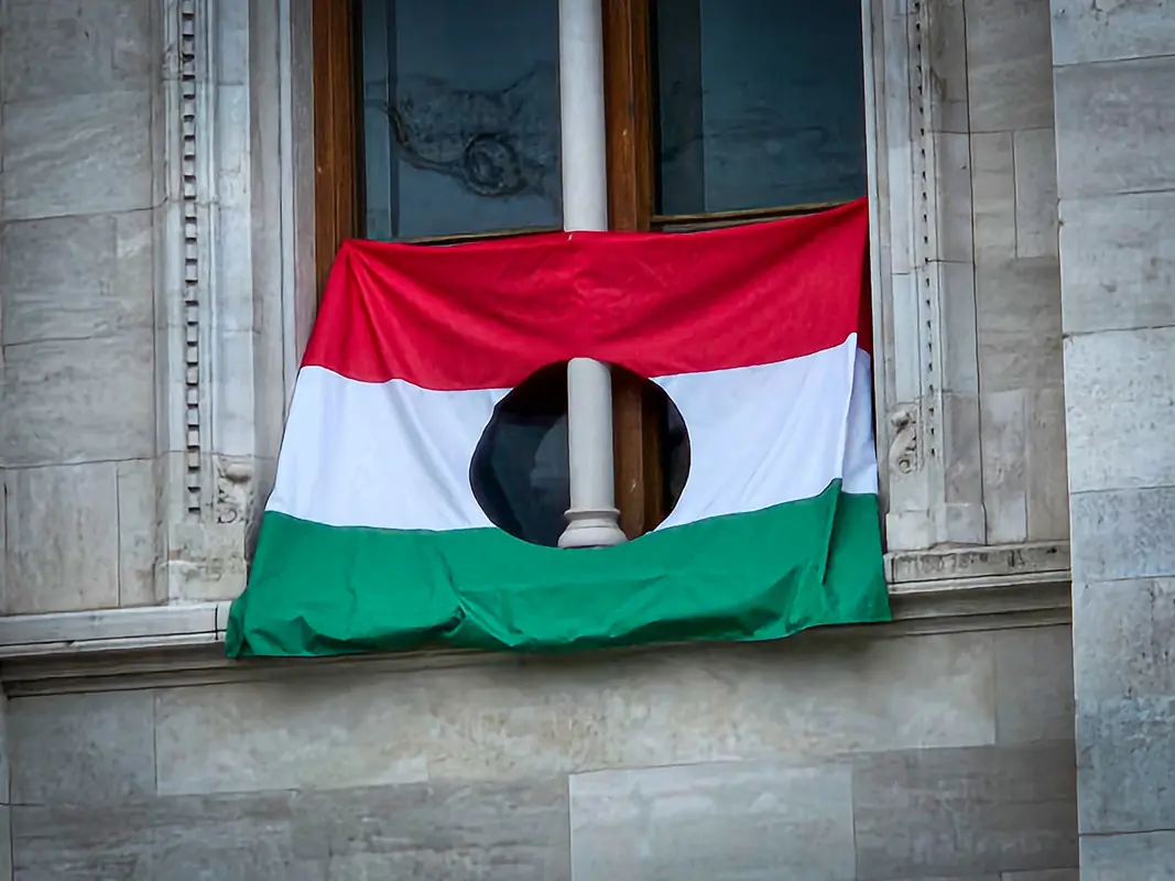 A Jobbik '56-os lyukas zászlót tűzött ki a parlamenti frakcióterme ablakára