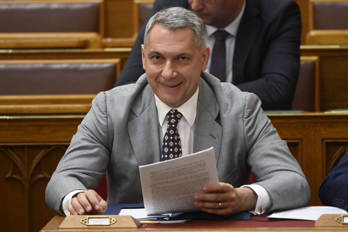Belharc: Lázár elrendelte a szponzori szerződések felmondását a minisztériuma cégeinél, Kubatov nekiment