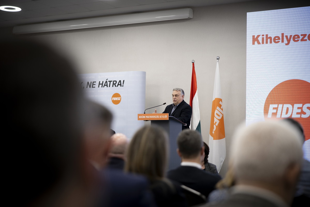Hárítás: Orbán Viktor még messzebbre tolta el magától a pedofilbotrányt a rádióban